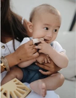 Mushie Finger Toothbrush Clay/Sand - Vingertandenborstel Baby - 2 Stuks Per Verpakking - Tandenborstel Siliconen -Mondverzorging 937x1200